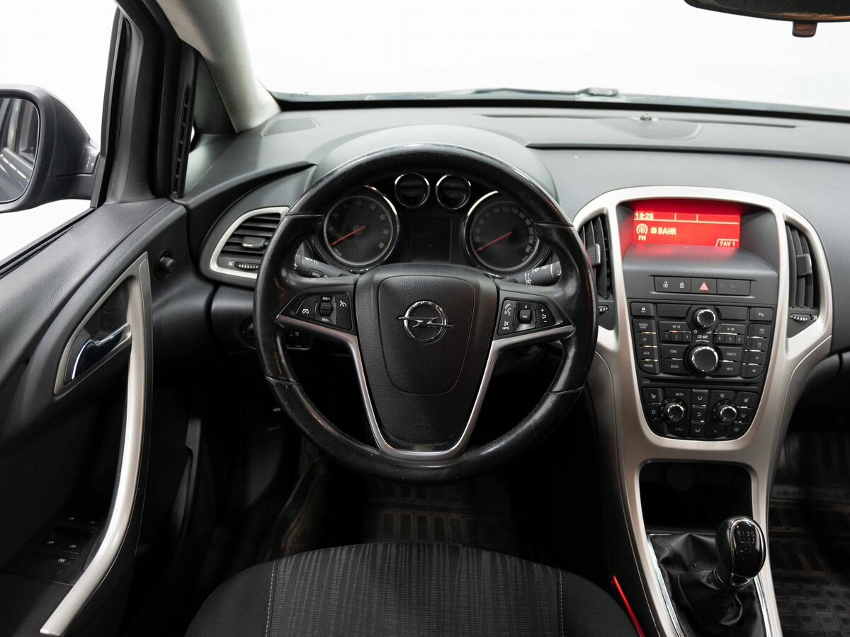Opel Astra, 2011
