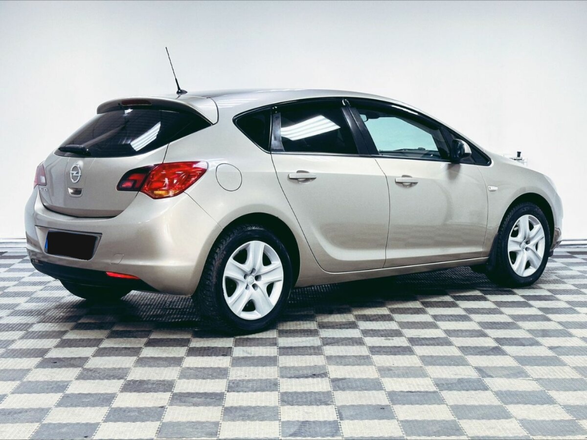 Opel Astra, 2011